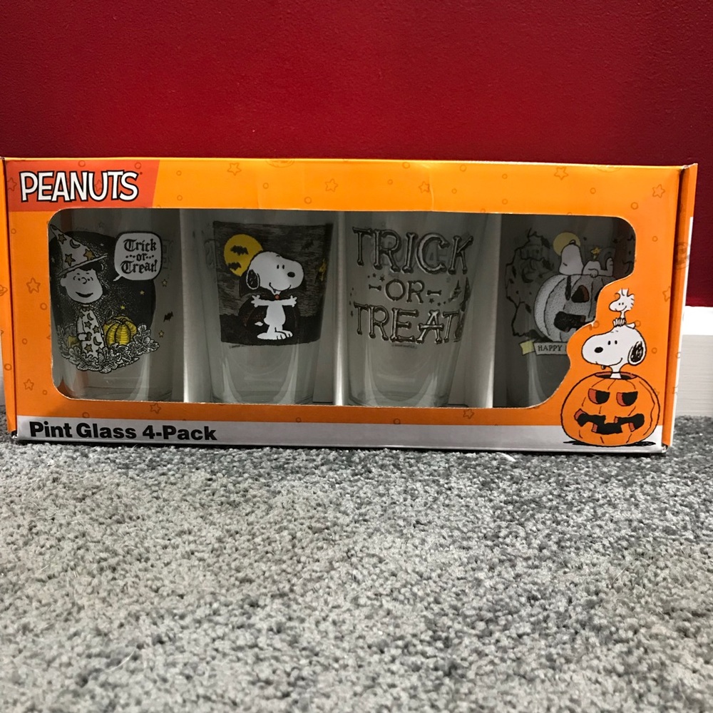 Peanuts Snoopy Halloween Set of 4 Pint Glasses NIB